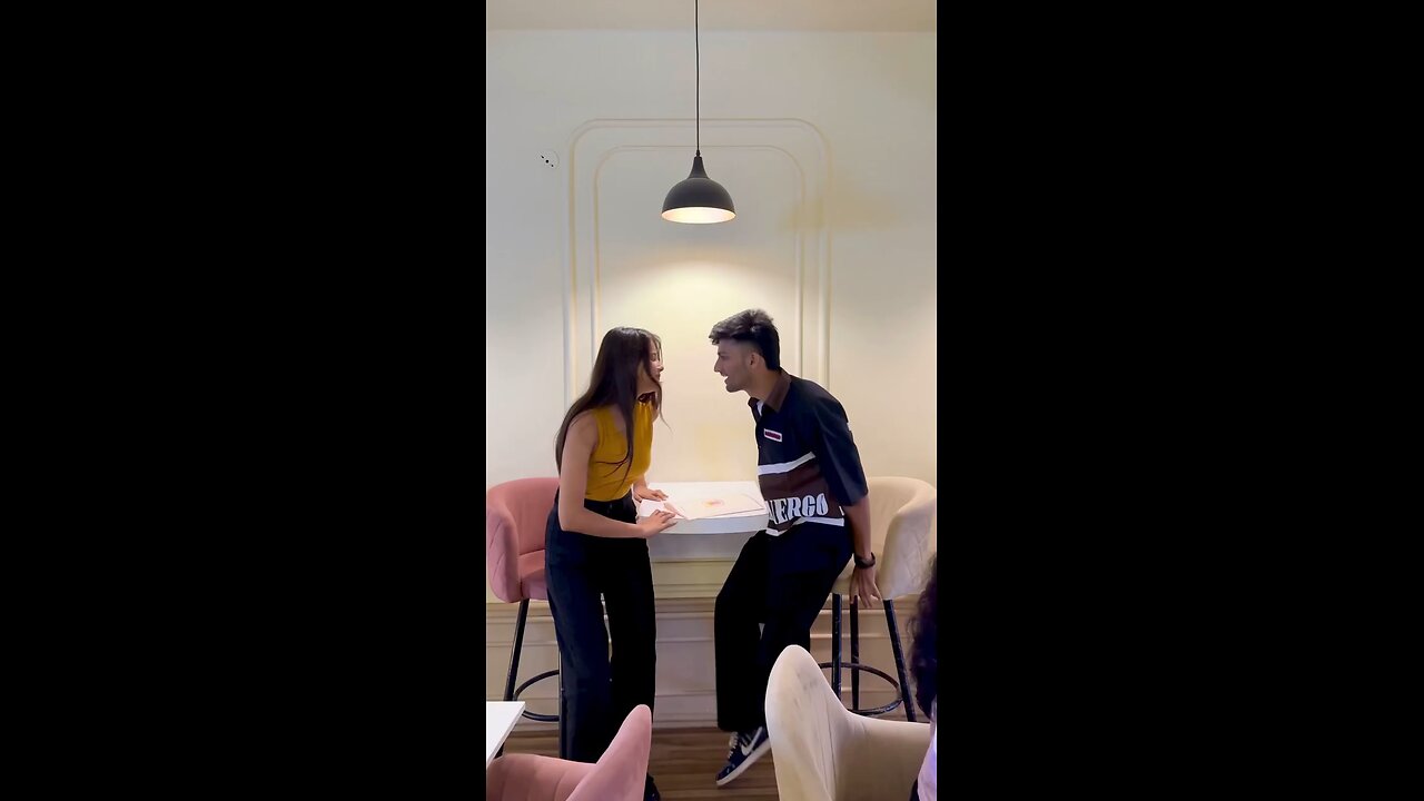 Ladkiya kuch bhi karsakti h 🤣 #shorts #funny