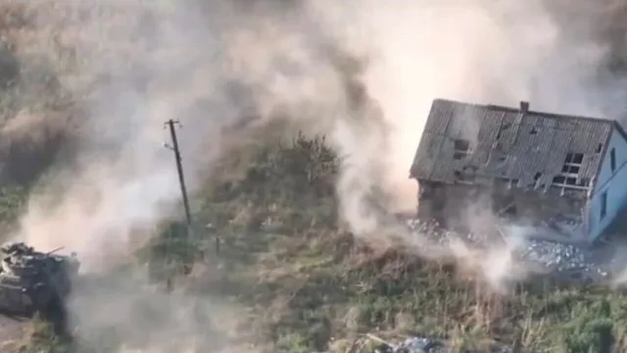 footage of US M2 Bradley vehicle continuously fires at the houses where Russians trying to hiding