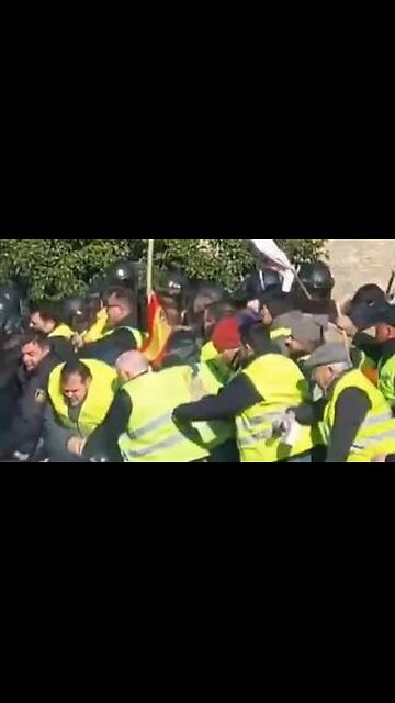 🚜🇪🇸Spanish police fail to contain angry farmers.