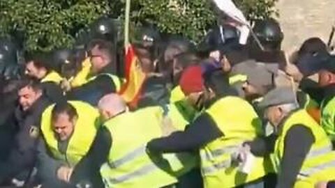 🚜🇪🇸Spanish police fail to contain angry farmers.