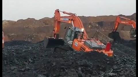 indomining: triple excavator Hitachi work