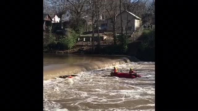 Water rescue: Man clinging to boat, stuck in recirculation of dam saved