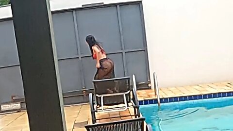 MULHER INVADIU MINHA CASA E ENTROU NA PISCINA