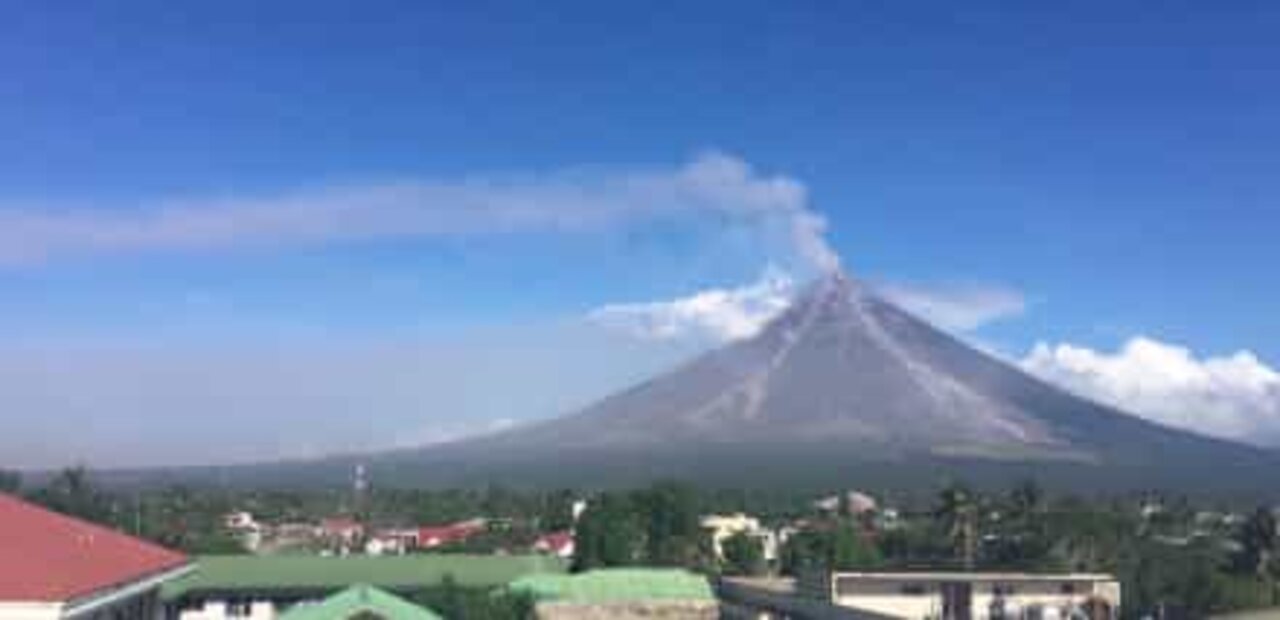 Spectacular volcanic eruption in the Philippines