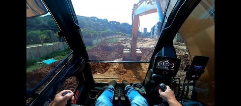 Hydraulic excavator indoor image, tidying up the road.