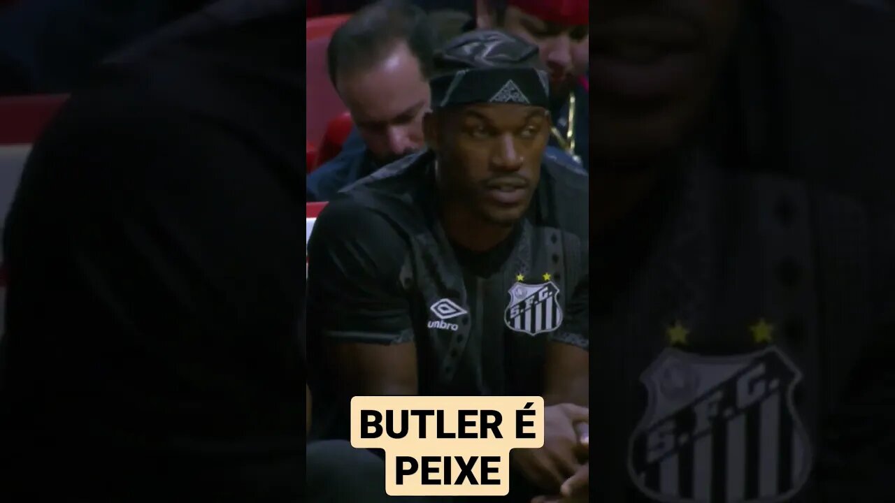 JIMMY BUTLER DO MIAMI HEAT COM A CAMISA DO SANTOS.