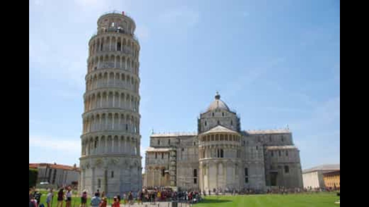 Homem brincalhão dá “high fives” a turistas na Torre de Pisa