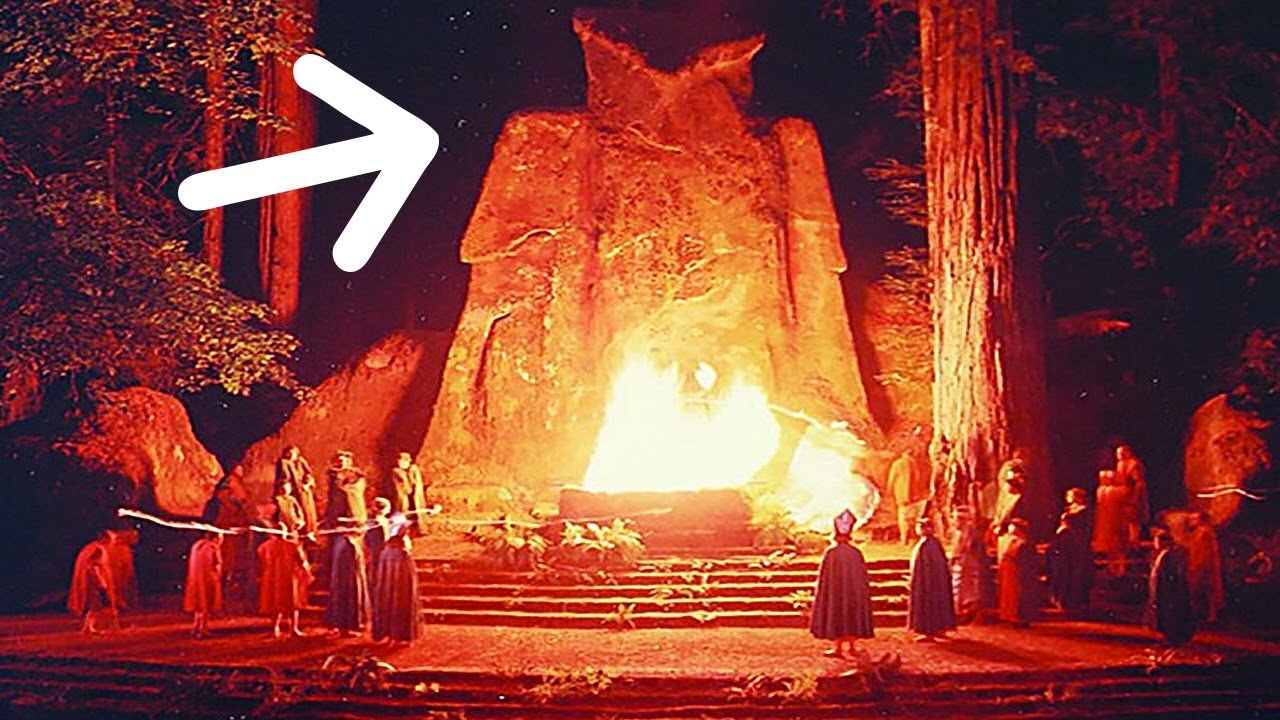 Bohemian Grove il "boschetto dei bohemian",è ubicato in California,negli USA.è situato in un SACRO BOSCO(???) presso Bohemian Avenue,a Monte Rio(California).Appartiene al circolo privato elitario Bohemian Club EXPOSED