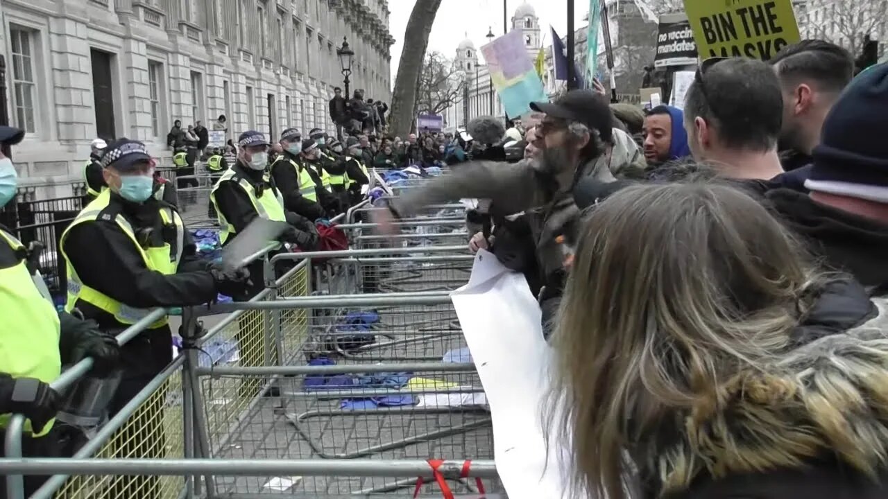 TSG POLICE OFFICERS LAUGHS PROTESTER THROWS A PLATIC LID AT HIM CALLS HIM A SATANIST #METPOLICE