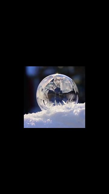 The physics of soap bubbles freezing in a mesmerising way. #shorts #foryou #viral #foryoupage