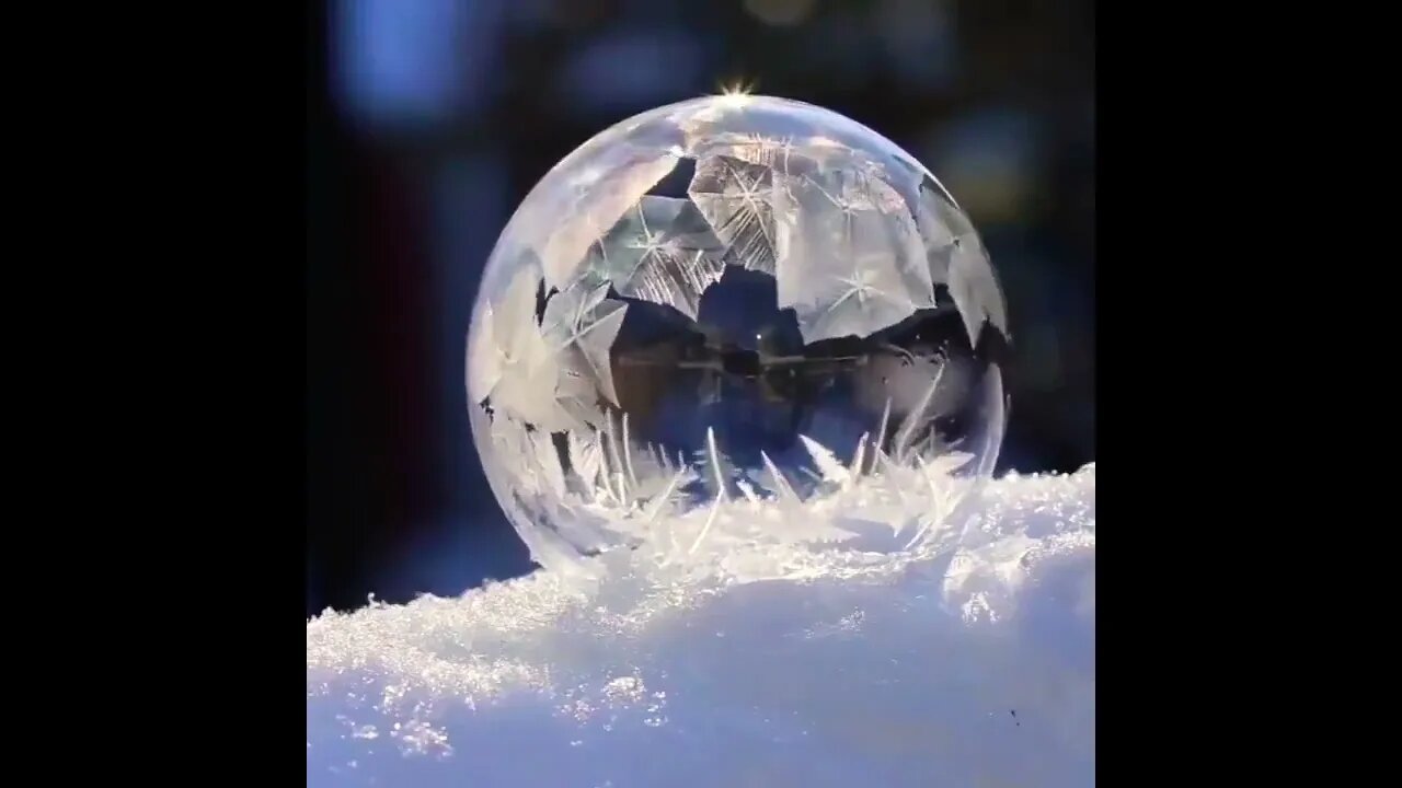 The physics of soap bubbles freezing in a mesmerising way. #shorts #foryou #viral #foryoupage