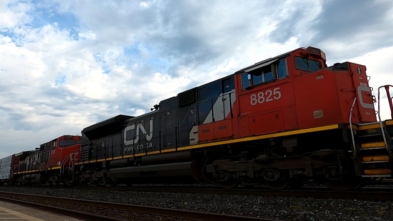 Train 485 Manifest CN 8825 & CN 2727 Locomotives In Ontario