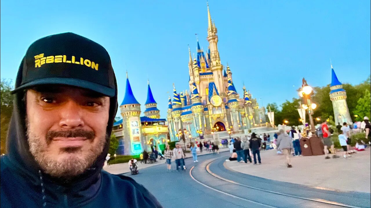 I Went to Magic Kingdom and ate Chicken & Waffles with Snow White Ice Cream