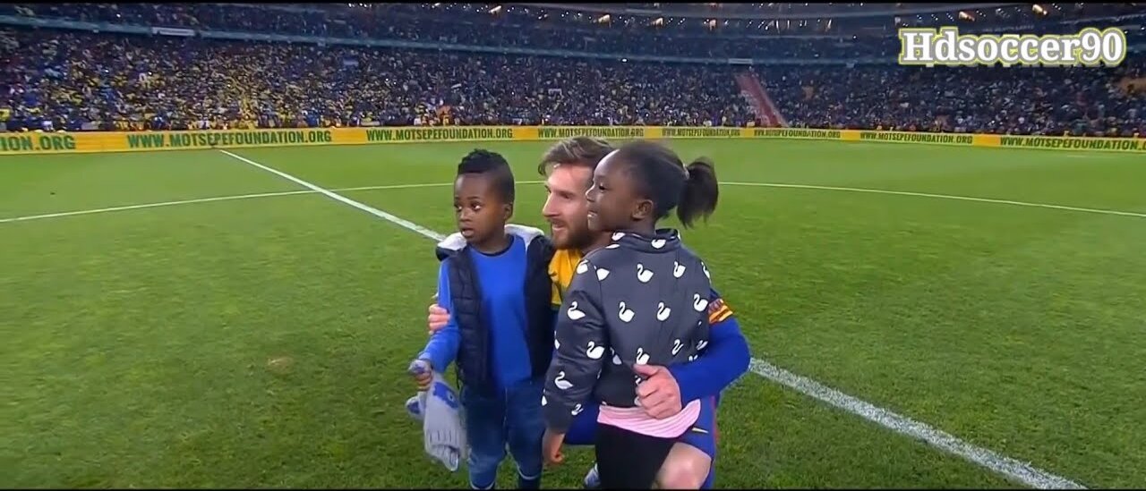 Leo Messi Respects his Fan kids