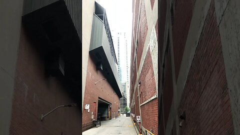 Gritty Chic Montréal Alley