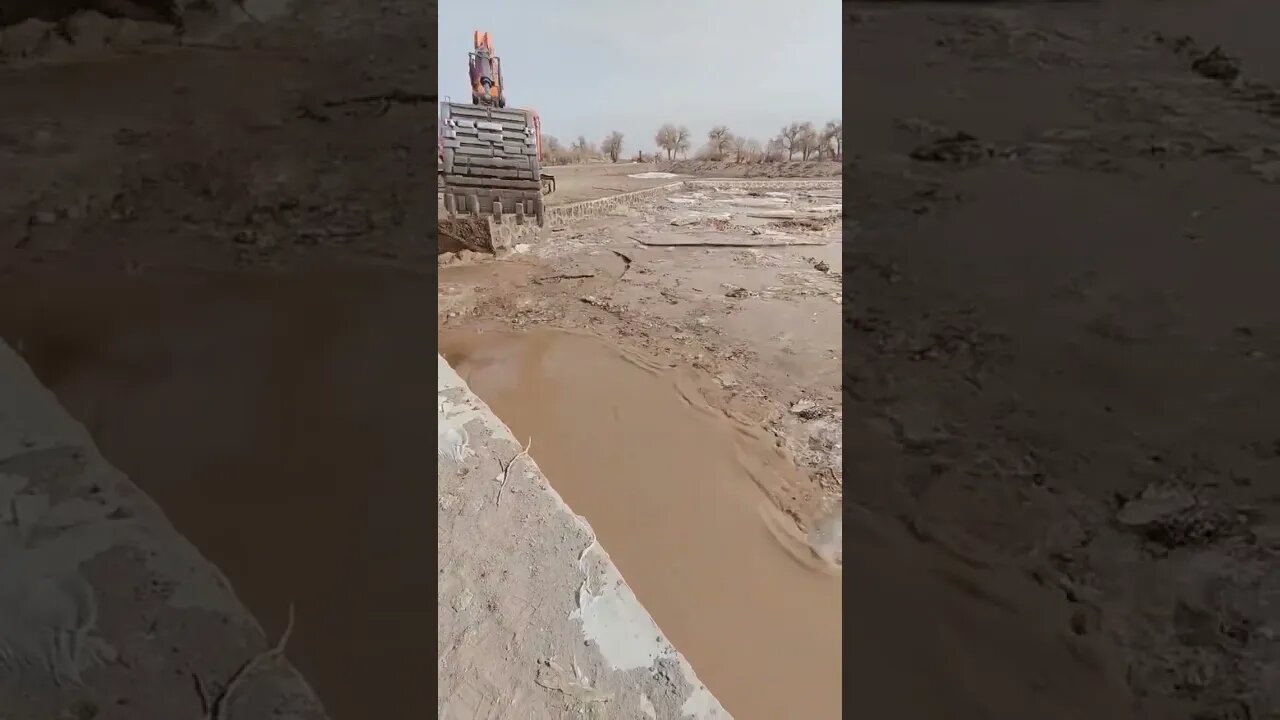 Excavator machine working on hard work water ass too much running #subscribe #youtube #excavator