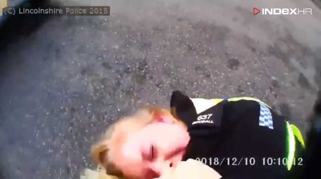 Šokantna snimka napada na policajku