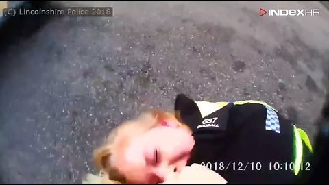 Šokantna snimka napada na policajku