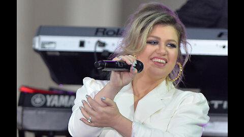 Kelly Clarkson doesn't need a man to live her 'best life' as she spends Valentine's Day single