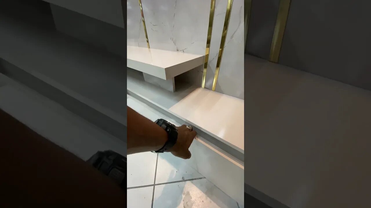 A Estante Apólo madetec é um móvel sofisticado com uma composição de cores moderna.
