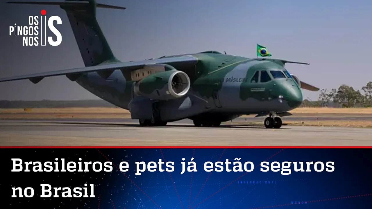 Bolsonaro e Braga Netto recebem avião com refugiados da guerra