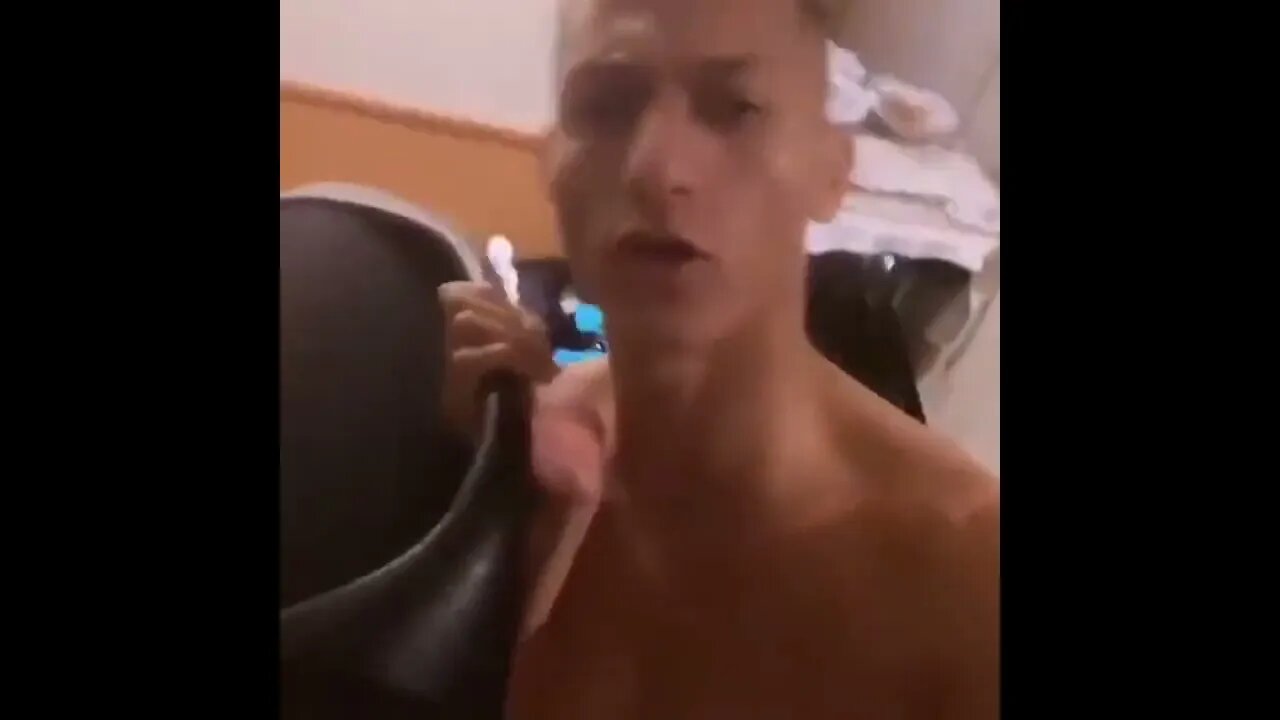 Richarlison cantando VEM PRO CABARÉ