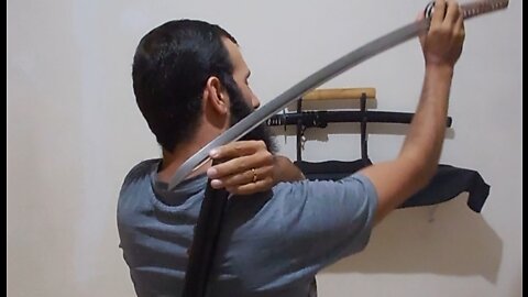 Monark e Brasão de armas - Dá sim para carregar e sacar uma espada das costas