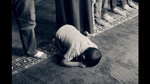 A little boy prays to God for Ukraine