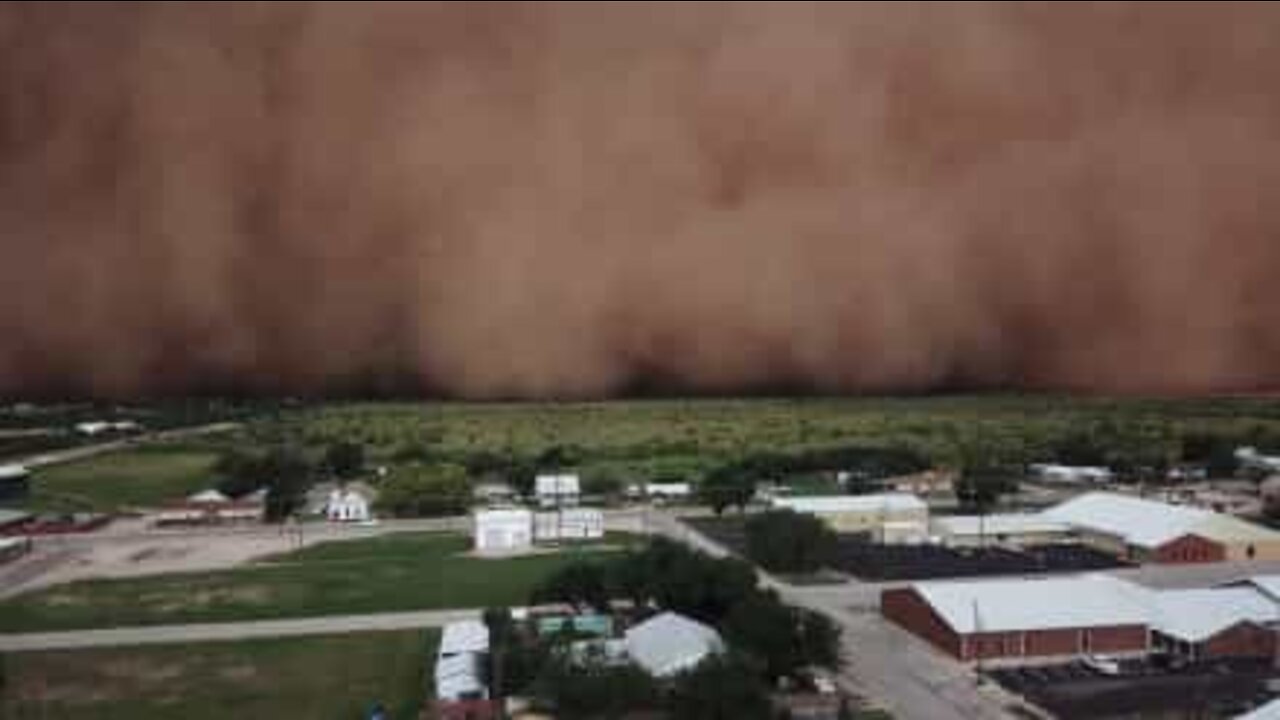 Tempestade de poeira maciça filmada por drone no Texas