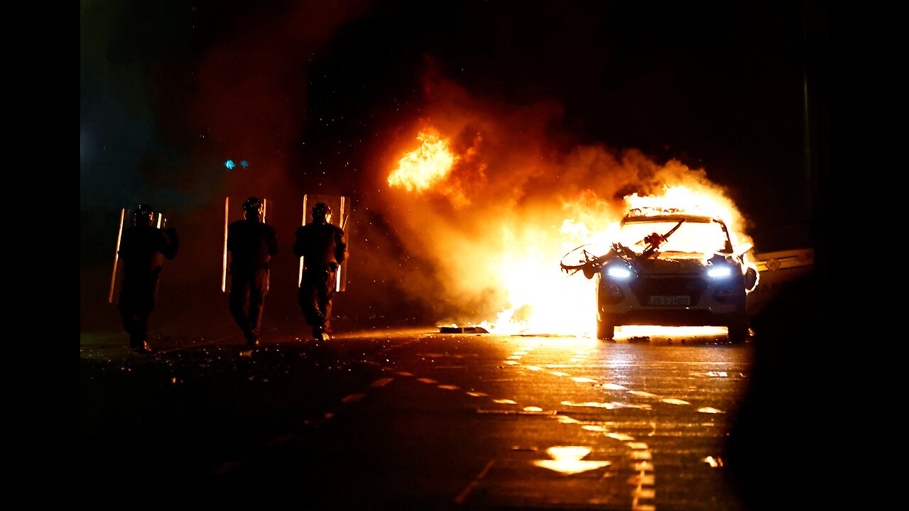 🚨BREAKING: Demonstrators clash with police on the street where a mass stabbing took place Dublin