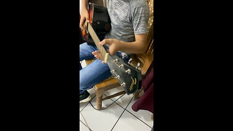 Aprendiendo afinar la guitarra