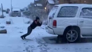 Une bataille de neige à l'issue douloureuse