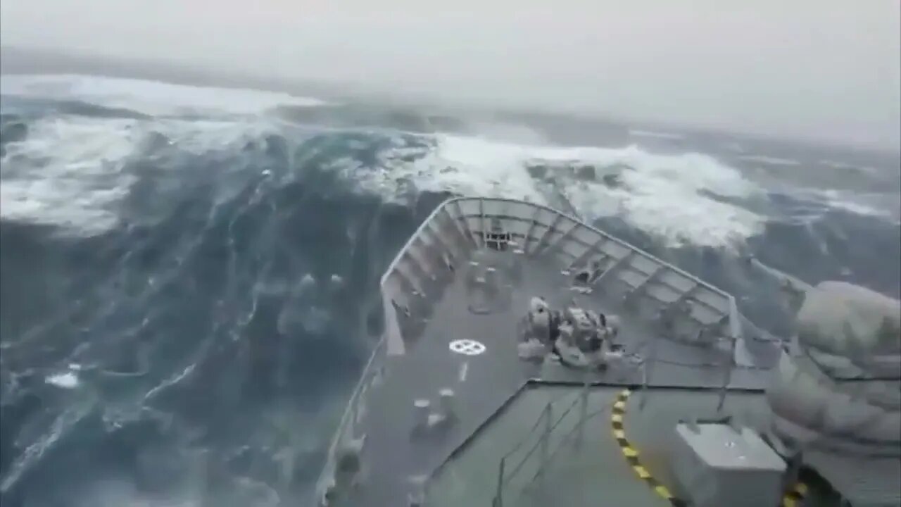 Ships in Storms | 10+ TERRIFYING MONSTER WAVES, Hurricanes & Thunderstorms at Sea