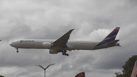 Boeing 777-300ER PT-MUE na konečnom priblížení pred pristátím v Manause z Guarulhosu