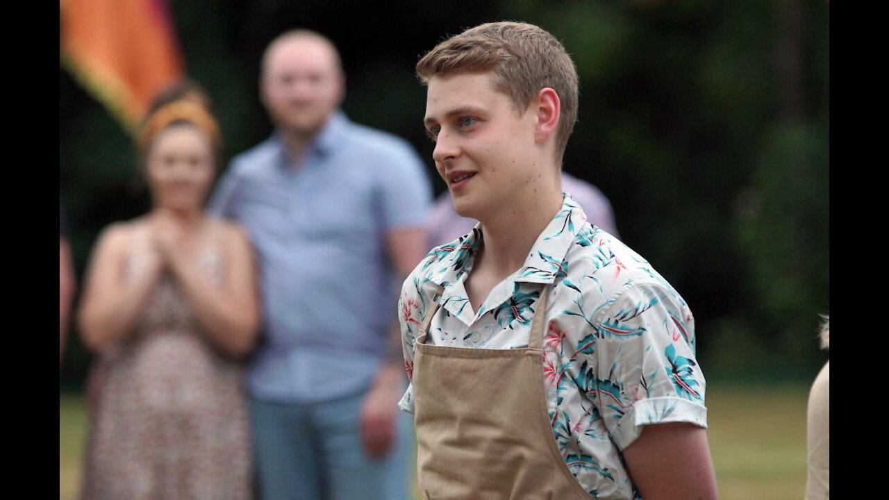 Bake Off winner Peter Sawkins battles robot in Maltesers cake showdown (UK,DE)