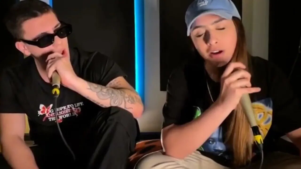 bibi cantado um pouquinho com o irmão dela