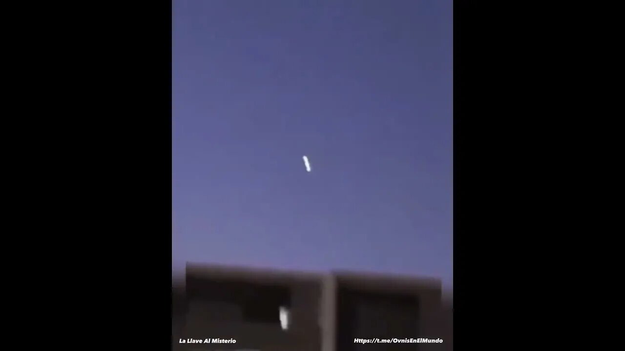 UFO Sighting 🛸 UAP 🛸 China ~ A person captures an unusual Luminous Object changes direction