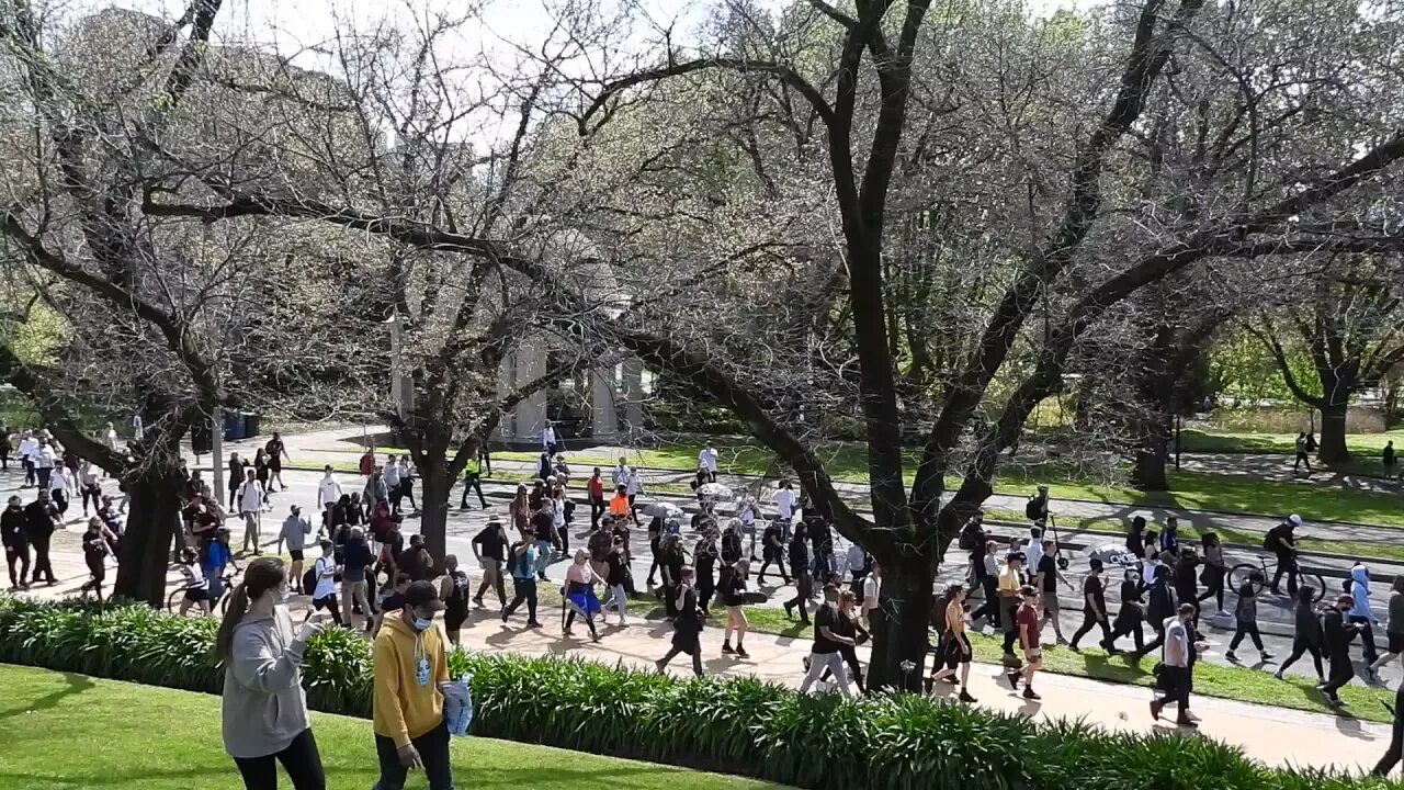 Protestors Scream - Aussie Aussie - Oi Oi Oi !!! #shrine 02/10/21