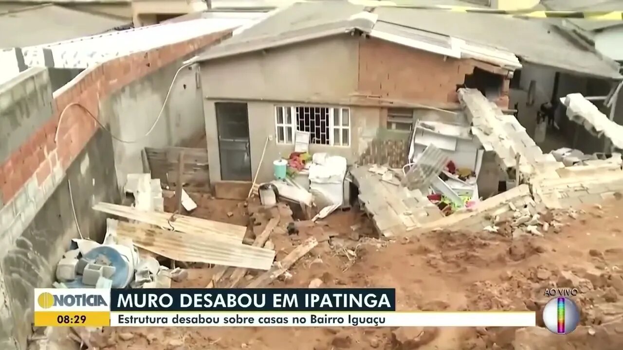 Muro de arrimo desaba em Ipatinga