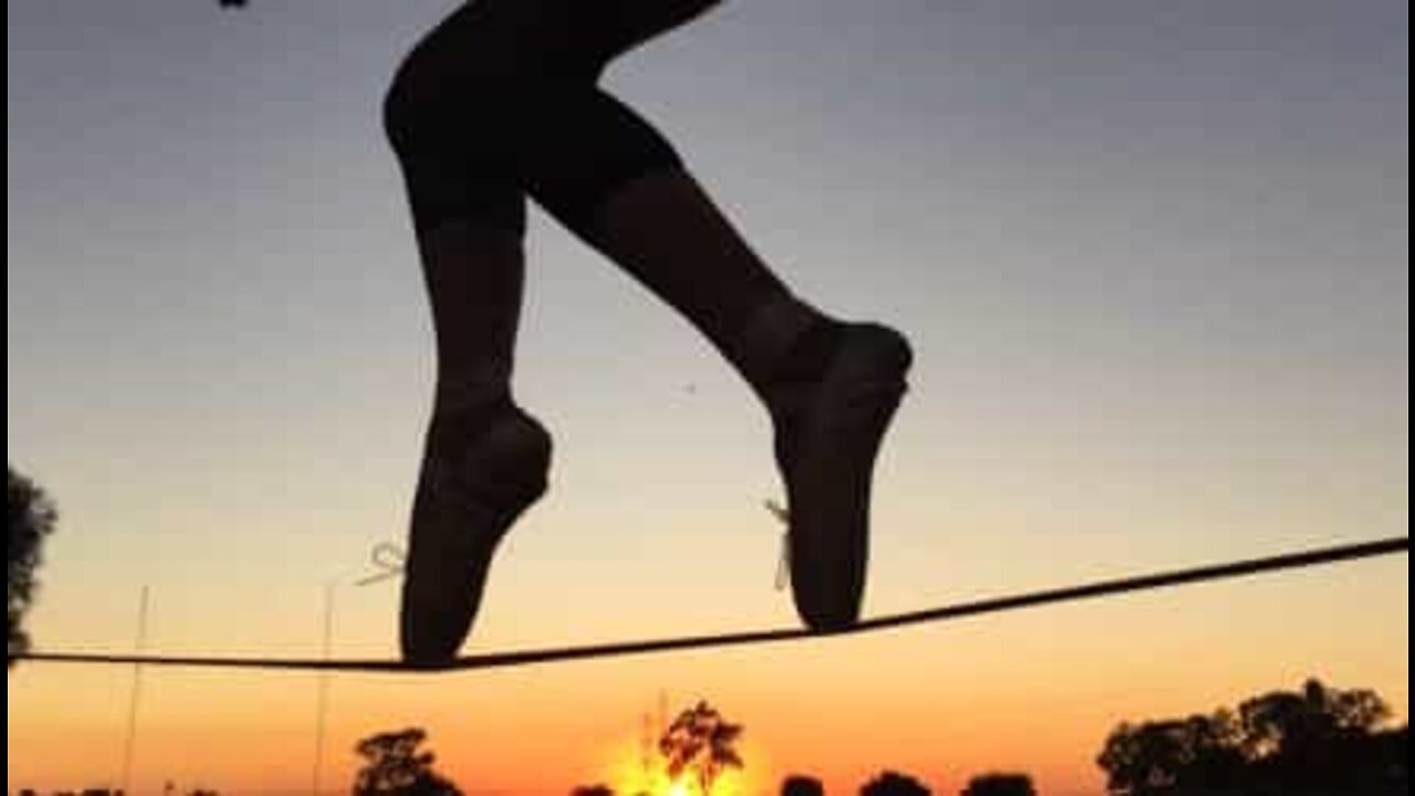 Danzando sulle punte in equilibrio su una Slackline