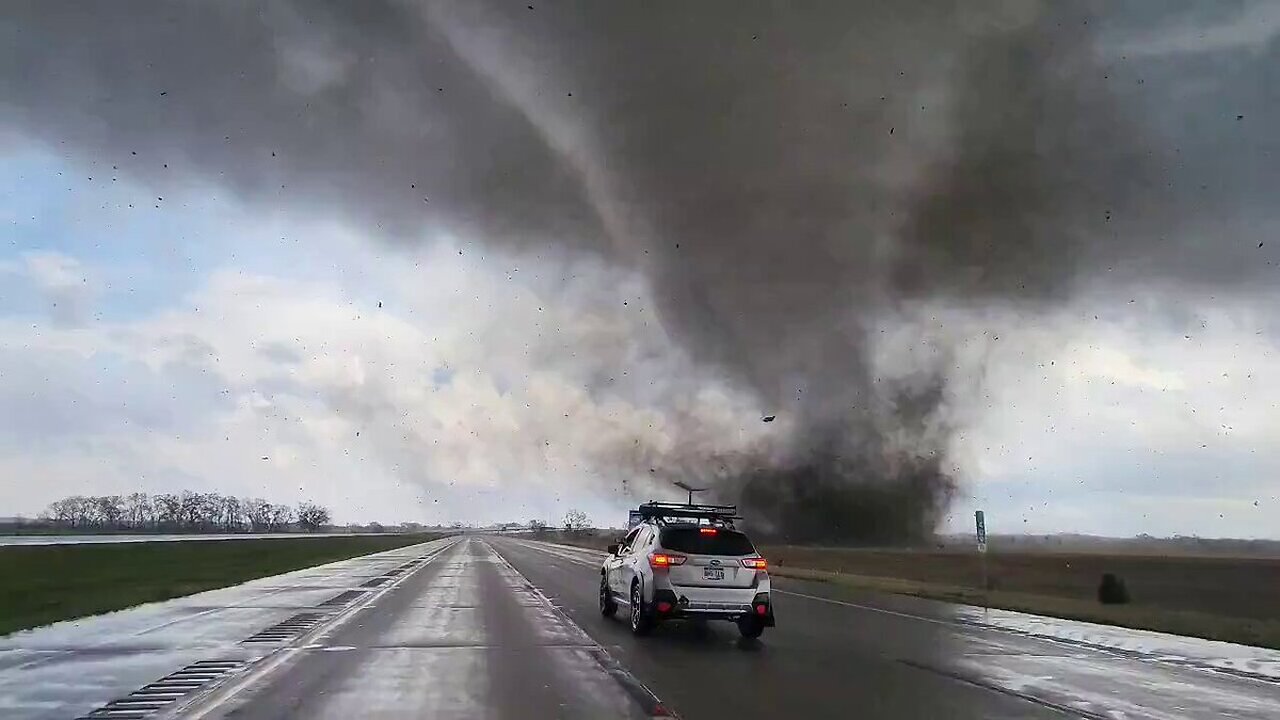 Massive tornado hits Lincoln, NE