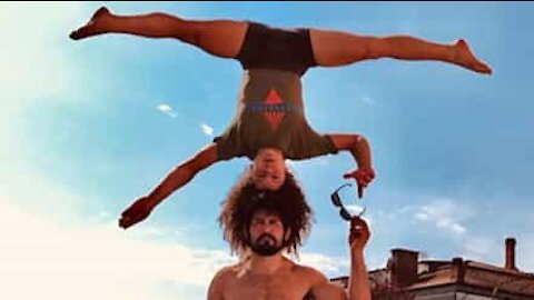 Artistas de circo compartilham tudo... Até óculos de sol!
