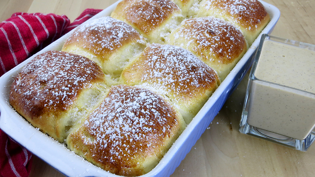 Buchteln mit Vanillesoße