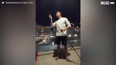 Pescador apanha peixe da varanda de apartamento!