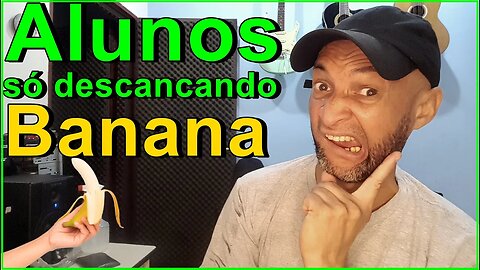 Alunos de medicina descascam a banana na frente de mulheres !