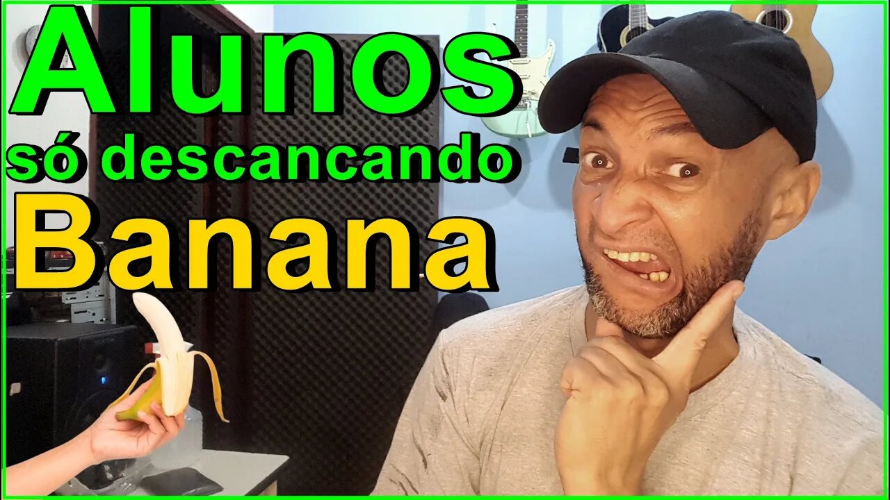 Alunos de medicina descascam a banana na frente de mulheres !