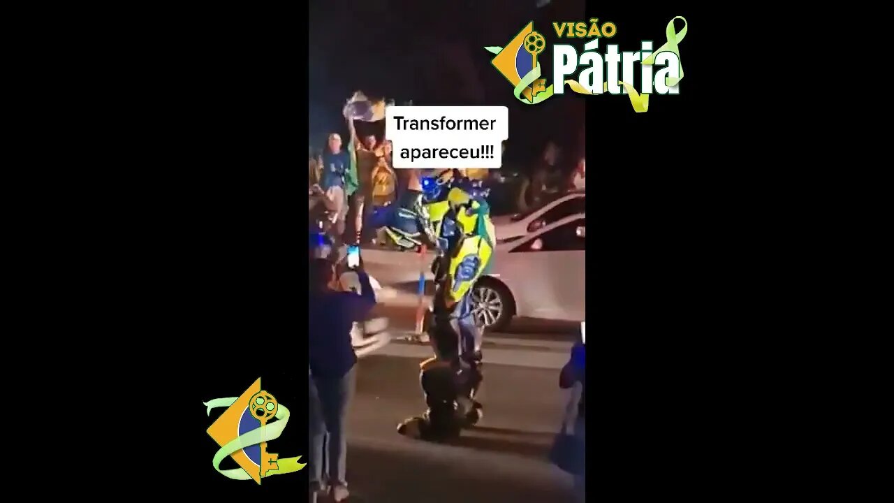 A ESQUERDA: Urina na rua; Desrespeita símbolos religiosos; Anda pelada. A DIREITA: TRAZ O BUMBLE BEE