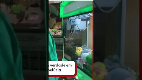 PESCANDO UM GATO DE VERDADE NA MÁQUINA DE PELÚCIAS 😱😱😱🐱🐱🐱