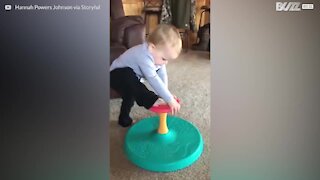 Futuro ginnasta! Un bambino con un equilibrio incredibile
