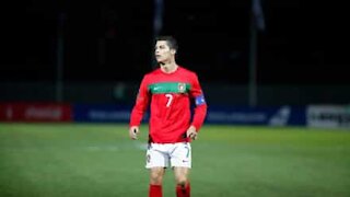 “Cristiano Ronaldo é o melhor do mundo” é a lei para aprender nesse ônibus